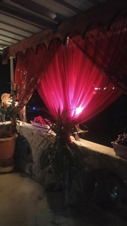 Karafil Guesthouse Гірокастра Екстер'єр фото