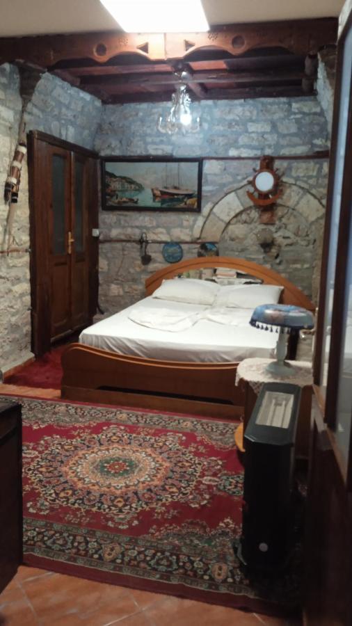 Karafil Guesthouse Гірокастра Екстер'єр фото