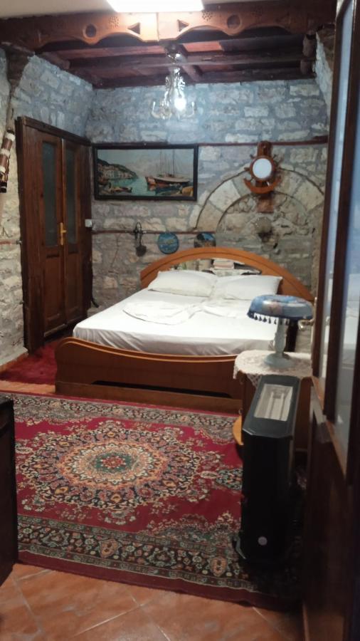 Karafil Guesthouse Гірокастра Екстер'єр фото