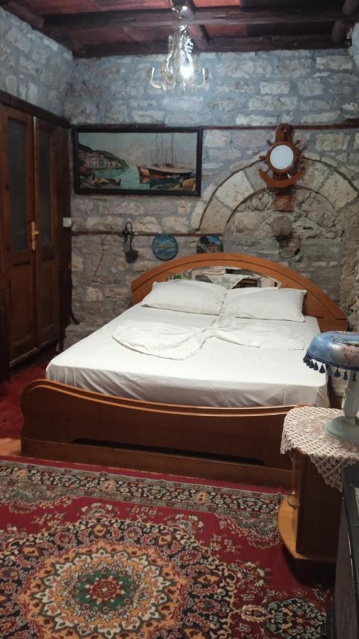 Karafil Guesthouse Гірокастра Екстер'єр фото
