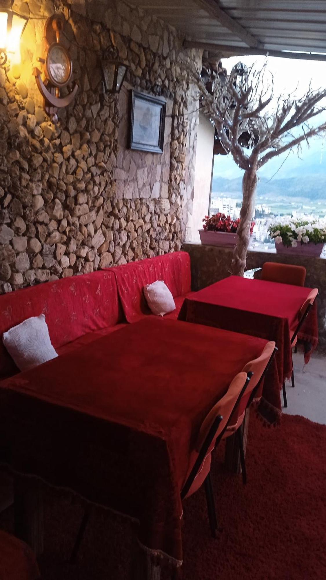 Karafil Guesthouse Гірокастра Екстер'єр фото