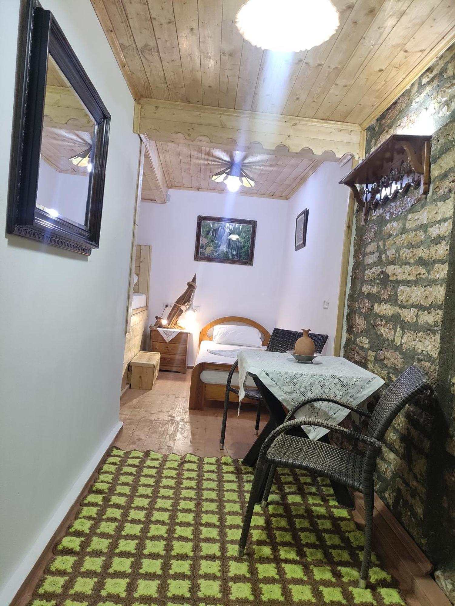 Karafil Guesthouse Гірокастра Екстер'єр фото