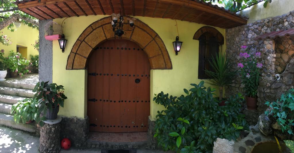 Karafil Guesthouse Гірокастра Екстер'єр фото