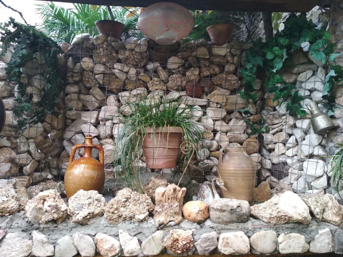 Karafil Guesthouse Гірокастра Екстер'єр фото