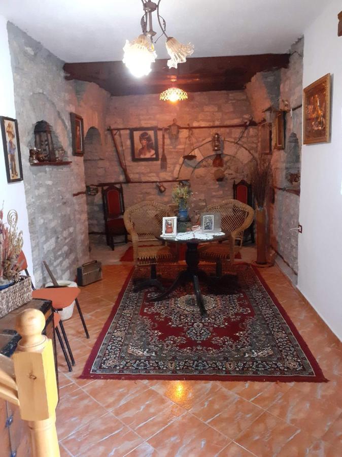 Karafil Guesthouse Гірокастра Екстер'єр фото